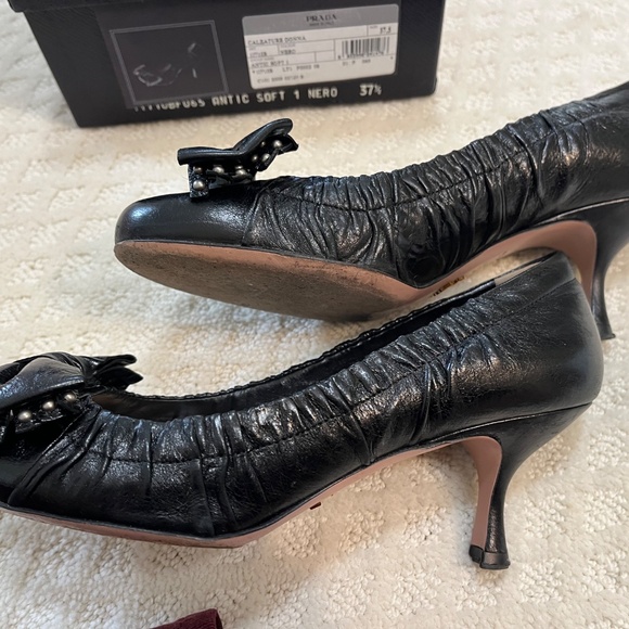 Prada black leather pump with kitten heel and bow detail - Picture 5 of 6